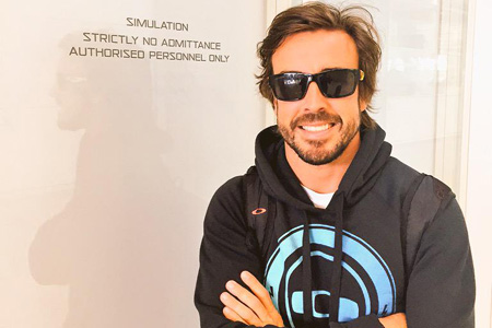 サングラスが手放せないアロンソ、ものもらいに？