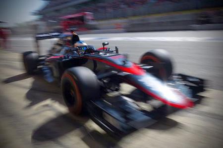 【P1速報】新カラーのマクラーレン・ホンダ、順調に周回もセットに苦しむ／F1スペインGP