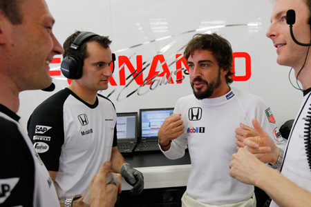 ハッピーなアロンソの態度に驚いたとロズベルグ