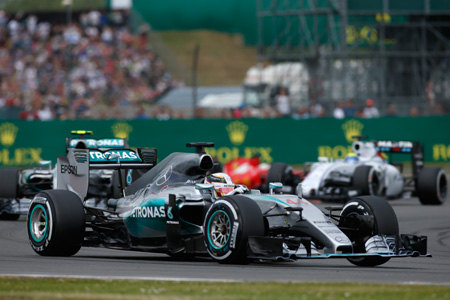 大波乱のイギリスGP、14万人の観客を魅了