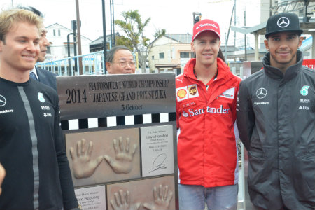 近鉄白子駅前にF1手形設置 6名のF1トップドライバーが登場