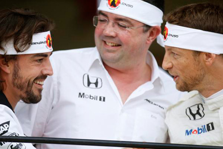 「GP2エンジン」発言を説明するアロンソとバトン