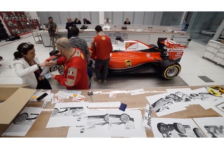 【動画】フェラーリSF16H、ステッカーを貼り最終仕上げ