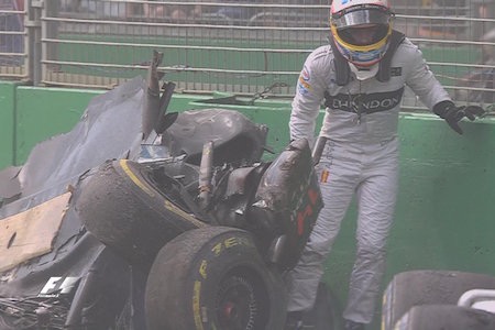 【動画・画像】大クラッシュのアロンソ、自力脱出で母親に「大丈夫だよ！」