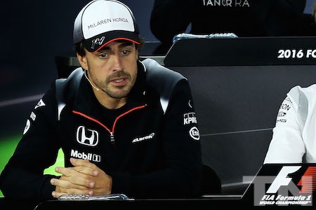 アロンソ「次のレースのために今回は外から学ぶ」木曜プレスカンファレンスの席で語る