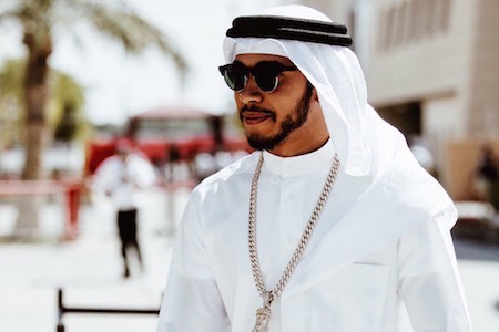 余裕のハミルトン、アラブの白い民族衣装で登場･･･