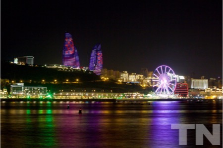 アゼルバイジャン紛争勃発も、F1開催に「問題なし」か？ 夜もパドック建設中