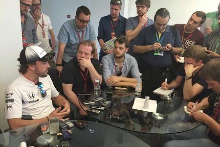 FIA判断に迷う…アロンソ出走は可能か？長引くレース可否判断