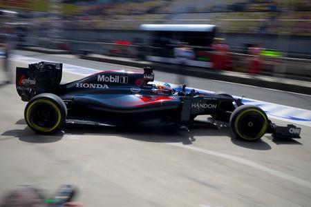 【P1速報】2度の赤旗中断 注目のアロンソは11周を消化／F1中国GP