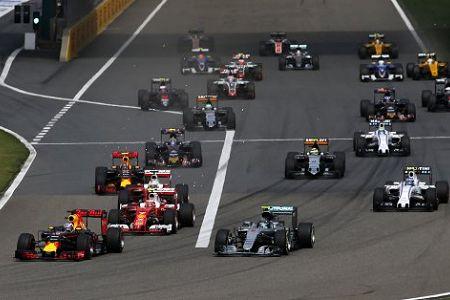 【決勝速報】スタート大混乱、フェラーリの間に好調レッドブル勢 ホンダ入賞届かず／F1中国GP