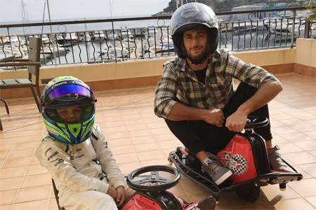 【動画】マッサJr.とダニエル・リカルドがミニカート対決！　勝ったのは…？