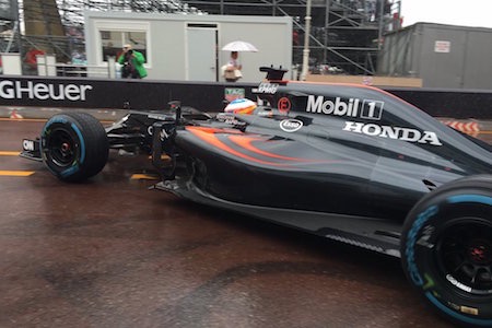 雨で波乱あるか？フルウェットタイヤ装着　セーフティーカースタート決定