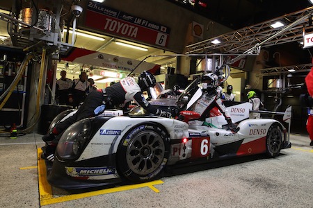 【ル・マン24h】17h経過･･･トヨタは1-2体制で最後の7時間へ　夜を徹する首位攻防戦で迎えた終盤戦