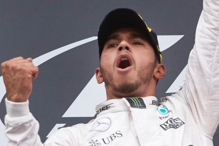 最終ラップに衝突したニコ・ロズベルグにペナルティ