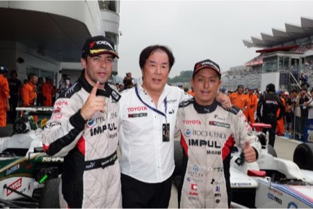 インパル優勝と3位 星野監督を表彰台に上げたJ.P.デ・オリベイラ「タイヤ温存、黄旗を利用し中嶋一貴を抜いた」