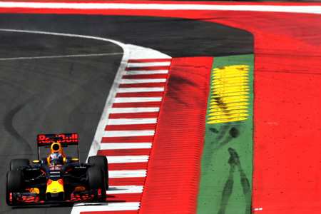 「危険」な縁石は取り外さずにオーストリアGP決勝へ