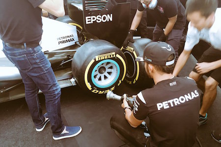 【動画】ハミルトン、タイヤ交換に挑戦･･･記録は？