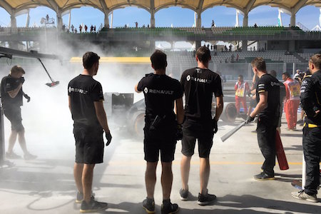 【画像・FP1】ルノーF1の火災で赤旗中断