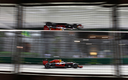 レッドブルとフェラーリにもチャンス、シンガポールGPは三つどもえの接戦