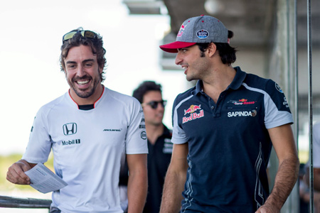 アロンソ、将来のマクラーレン移籍をサインツに勧める