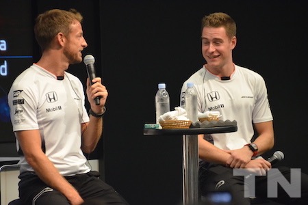 【動画】大先輩バトンがバンドーンに公開収録で教えてしまった日本語は？／McLaren-Hondaドライバーアピアランス