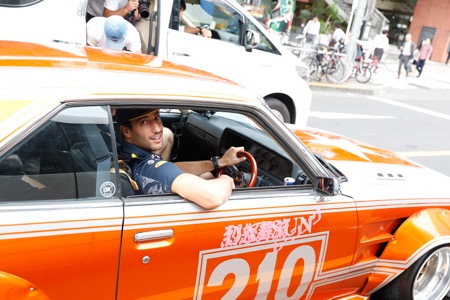 【画像集】レッドブルの2人が『やんちゃなクルマ』で渋谷を走り回る