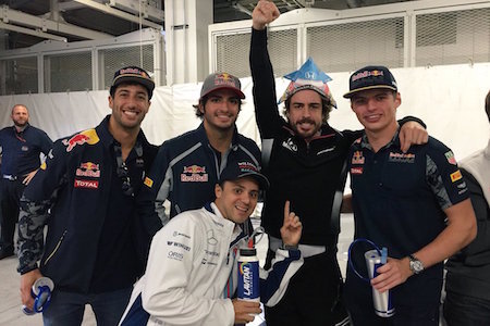 アロンソ、かぶとを被ってドライバーズパレードへ