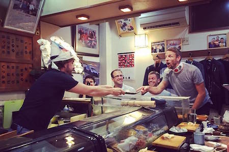 【F1日本GP】寿司職人アロンソ、バトンに寿司を握る･･･