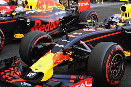 レッドブル、メルセデスやフェラーリと“違う戦略”でレースを面白くする