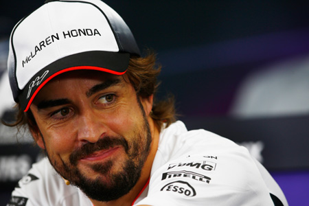 ベッテルに「バカ」と言われたアロンソ、「大目に見てやろう」