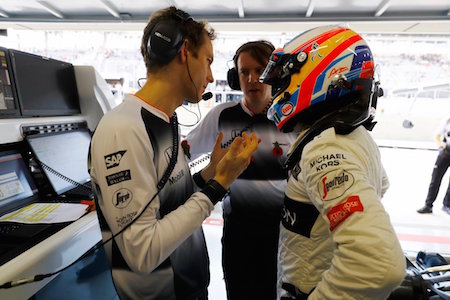 【P2速報：画像】トラブルのアロンソ、『TVクルー』として働く／F1ブラジルGP