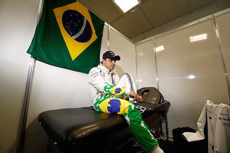 【画像】涙ぐむフェリペ・マッサ、特別スーツとヘルメットで最後の母国GPへ挑む