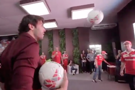 【動画】フェラーリドライバー、カカとサッカーを楽しむ