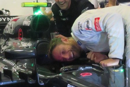 【画像】驚くバトン、ステアリングに特別な設定変更「パパとカート時代の写真」