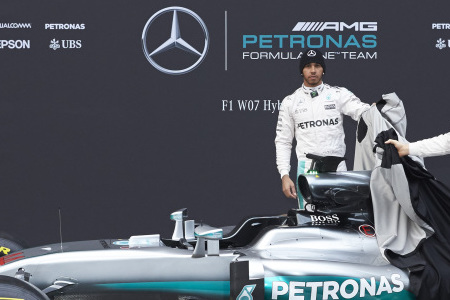 メルセデスAMG、フェラーリより1日早く新車発表