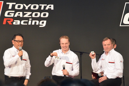 豊田社長、特製プレゼントを持って体制発表会にサプライズ参加　マキネンも驚く