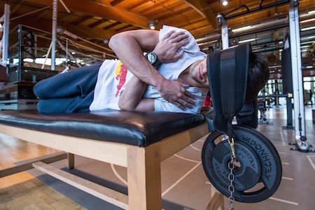 レッドブル、カルロス・サインツのトレーニングを公開　鍛えられた首と肉体