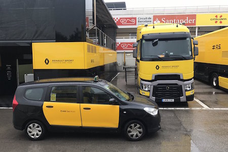 ルノーF1カラーのタクシー登場？