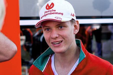 先輩二世ドライバーのジャック・ビルヌーブがミック・シューマッハに助言