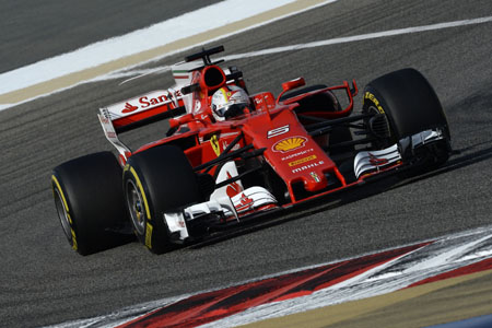 フェラーリの曲がるフロアにレッドブルが疑惑の目、「ほめ言葉」だとベッテル