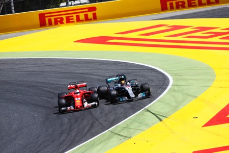 ドリンクなしで体重2kg減のハミルトン、ベッテルとの戦いに「全力を出し切った」