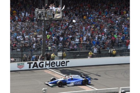 【画像：琢磨インディ500優勝】佐藤琢磨「サンキュー！」歴史的な偉業を達成した優勝の瞬間！ブリックヤードでガッツポーズ！