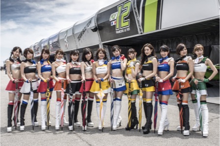 【レッドブル・エアレース】室屋義秀、2年連続優勝！会場を彩ったエアレースクイーン画像