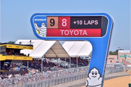 【動画：ル・マン24順位】ポルシェ2号車、格下LMP2のジャッキー・チェン38号車から首位を奪う