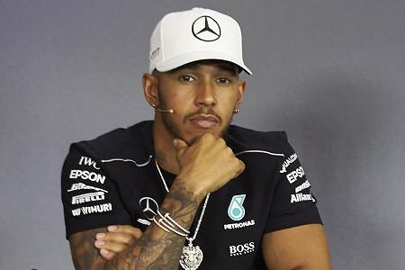 チームがハミルトンの足を引っ張ったとメルセデスのボス