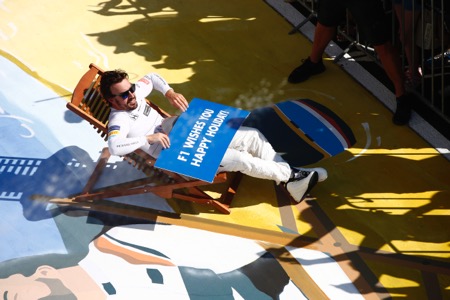 【マクラーレン・ホンダ】アロンソは笑顔で夏休みに「カミカゼのように走った。最速タイムはギフトだ！」