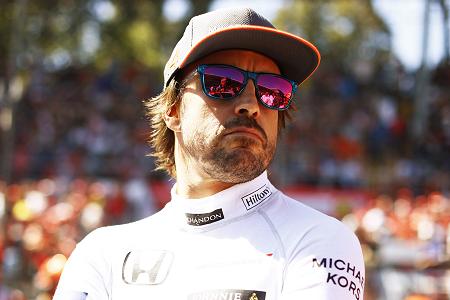アロンソ、2018年に向けて「マクラーレンにチャンスを与えることにする」