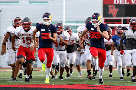 【動画】アメフトに挑戦！レッドブルのリカルドとフェルスタッペン、テキサスの高校生とトレーニング