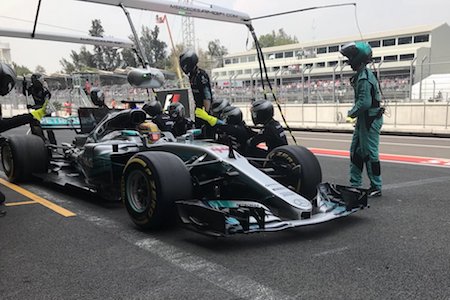 【クラッシュ画像】1周目、ハミルトンとベッテル接触でタイヤパンク！／F1メキシコGP