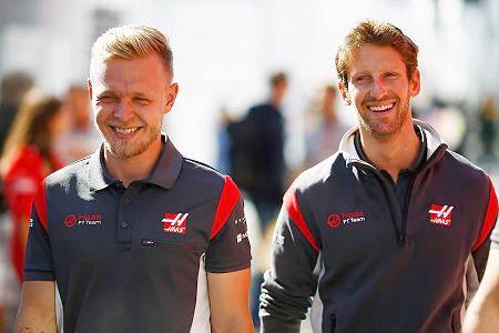 お互いに称賛し合うハースのドライバーたち